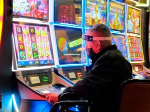 How Professional Online Gamblers Manage Risk and Maximize Rewards